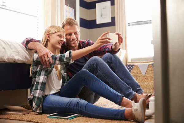 Father and daughter taking selfie together — Stock Photo, Image