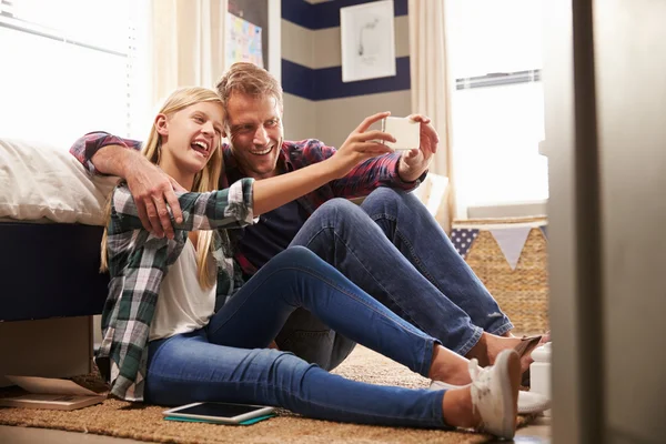 Baba ve kızı alarak selfie birlikte — Stok fotoğraf