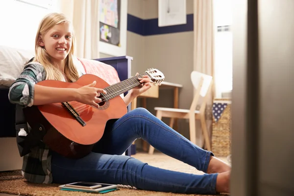 Girl playing guitar in her bedroom — Stock Photo, Image