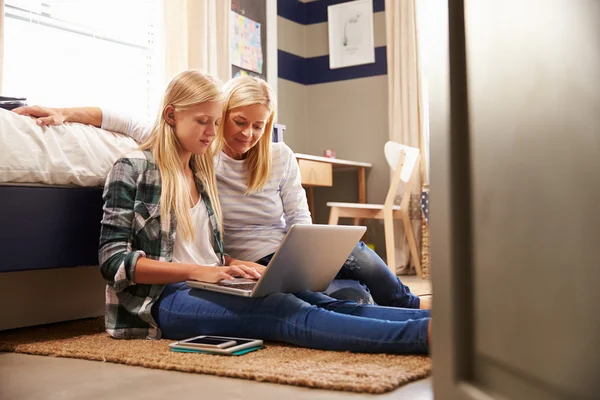 Moeder en dochter met laptop computer — Stockfoto