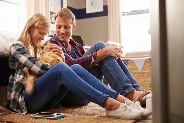 Pai e filha brincando com gato — Fotografia de Stock