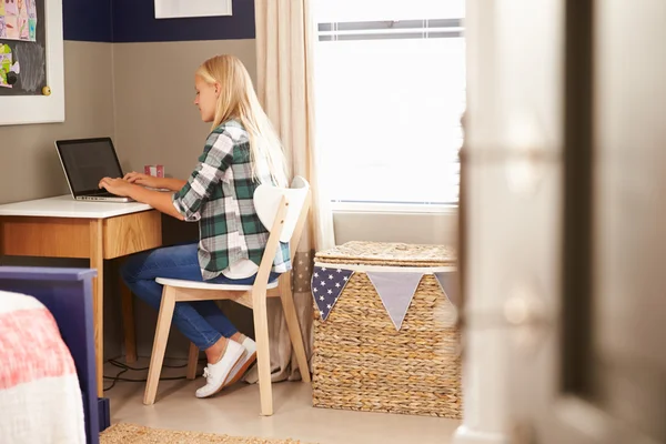 Chica usando el ordenador portátil en su dormitorio — Foto de Stock