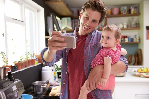 Père avec sa fille prenant selfie Photos De Stock Libres De Droits