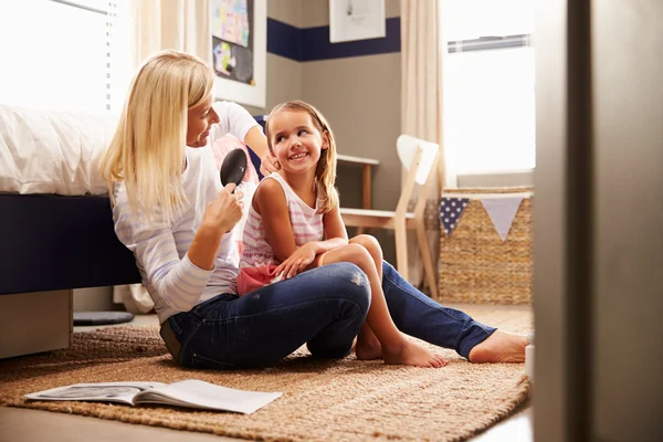 Madre cepillando el pelo de la hija joven — Foto de Stock