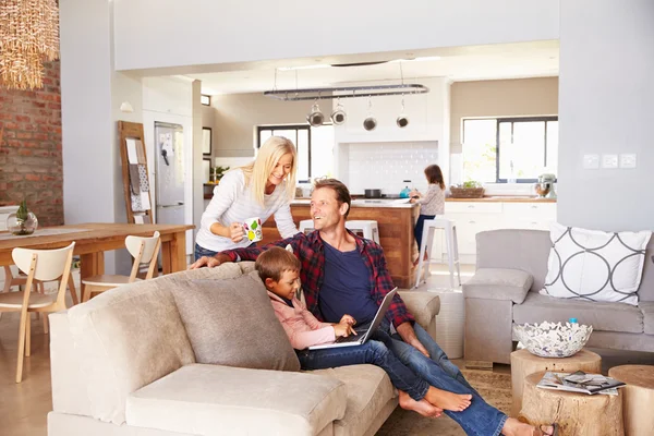 Familie tijd samen doorbrengen — Stockfoto