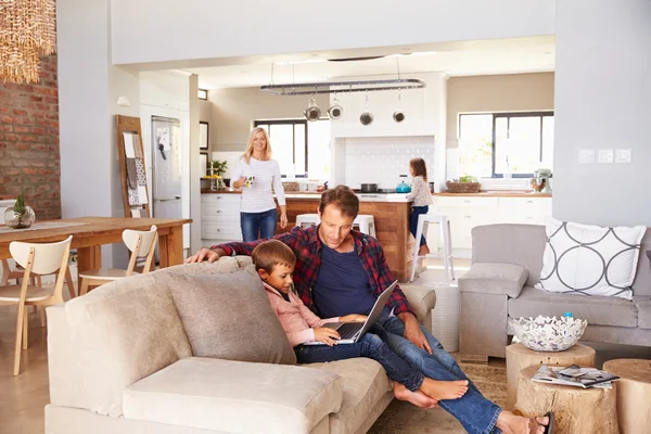 Famiglia trascorrere del tempo insieme — Foto Stock