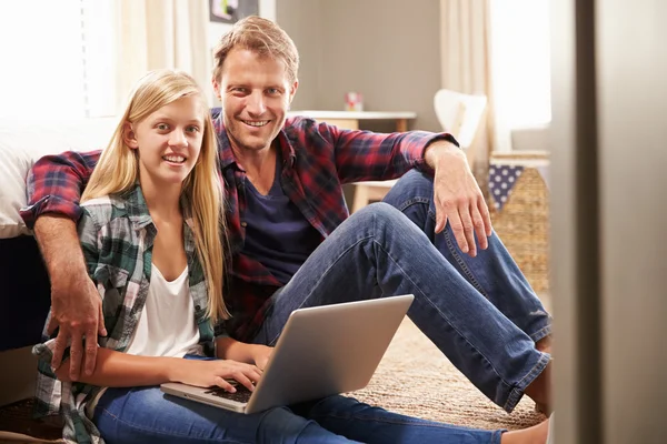 Padre e hija usando laptop — Foto de Stock