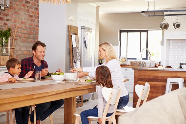 Pasti in famiglia a casa — Foto Stock