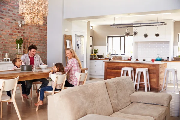 Familie maaltijd thuis — Stockfoto