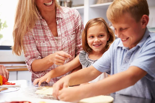 Madre preparando pizza con niños — Foto de Stock