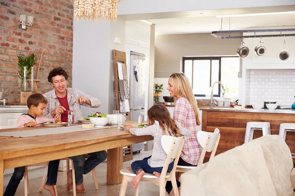 Repas en famille à la maison — Photo