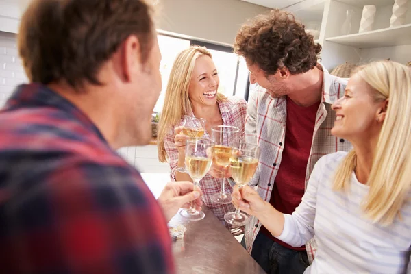 Quatre amis célébrant à la maison — Photo