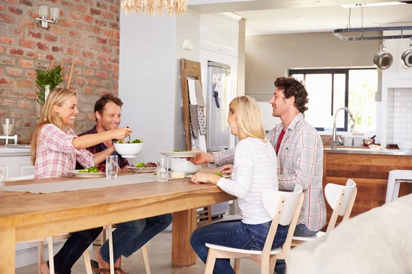 Freunde bei einer Dinnerparty — Stockfoto