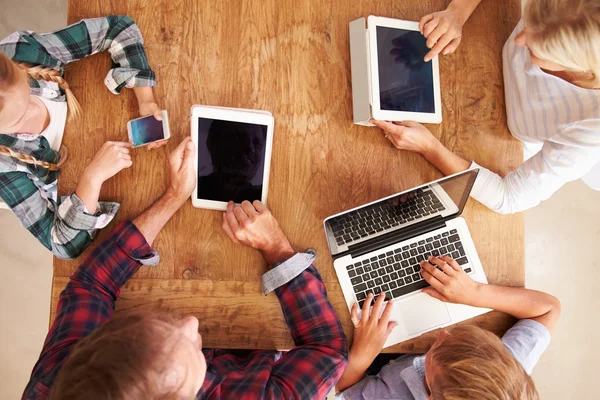 Famiglia che utilizza nuove tecnologie — Foto Stock