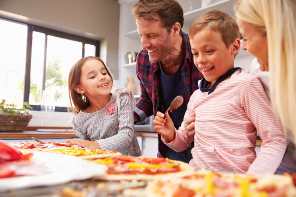 Rodina společně dělat pizzu — Stock fotografie