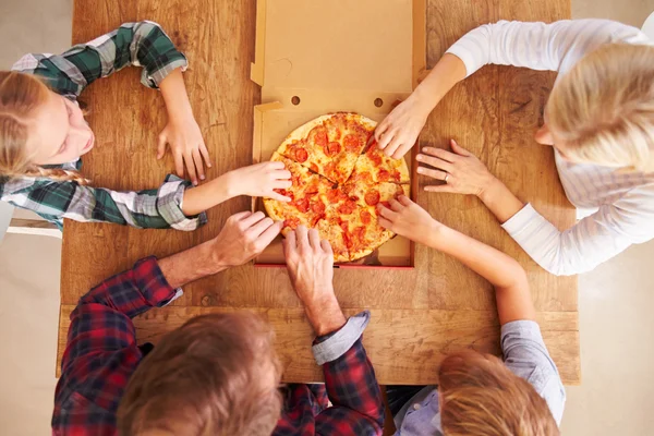 Familie isst gemeinsam Pizza — Stockfoto