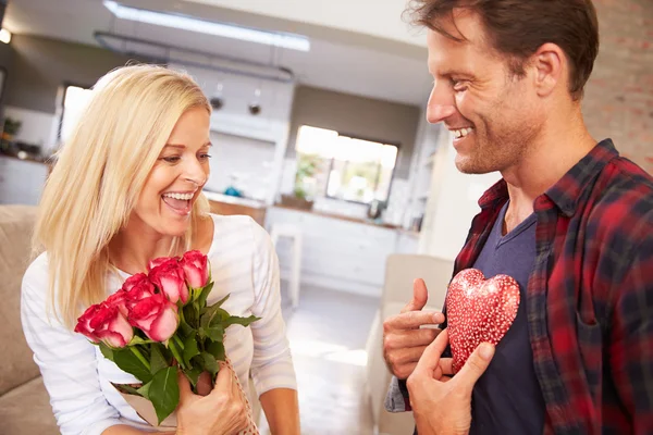 Couple with roses and gift — Stock Photo, Image
