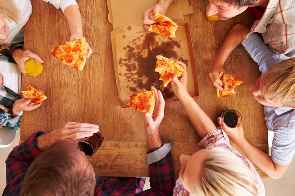 Amis partageant une pizza ensemble — Photo