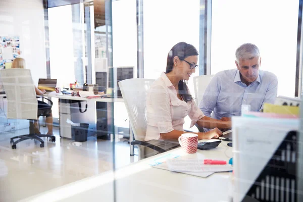 Colegas de escritório conversando no trabalho — Fotografia de Stock