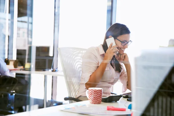 Kobieta mówi, przy użyciu telefonu w biurze — Zdjęcie stockowe