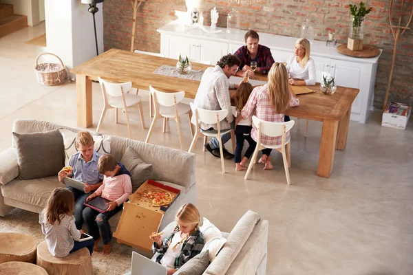 Dos familias pasan tiempo juntas — Foto de Stock