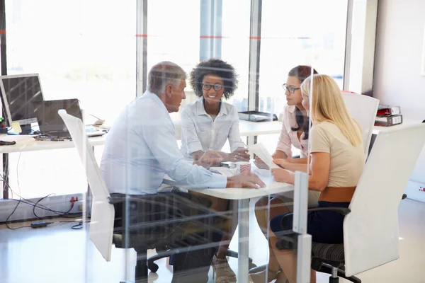 Riunione dei colleghi in un ufficio — Foto Stock