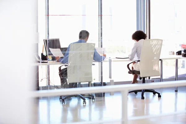 Personnes travaillant dans un bureau moderne — Photo