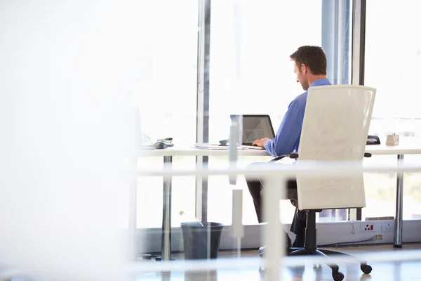 Man som arbetar ensam på ett kontor — Stockfoto