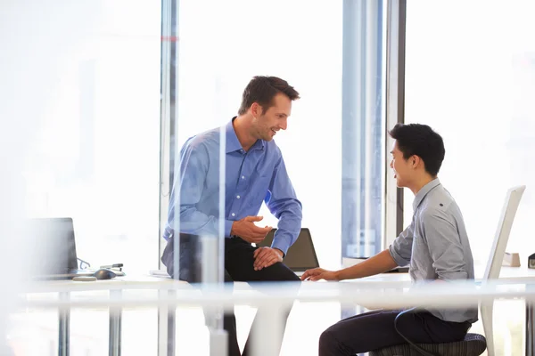 Due uomini che parlano in un ufficio — Foto Stock