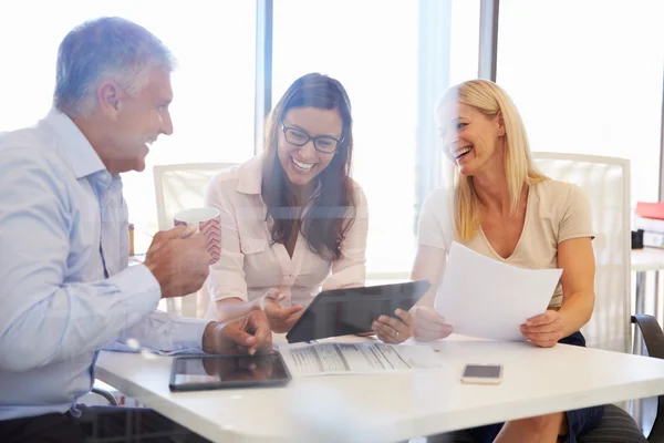 Grupp av kollegor på möte på ett kontor — Stockfoto