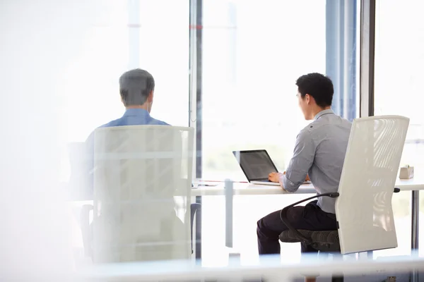 Mensen die werken in een modern kantoor — Stockfoto