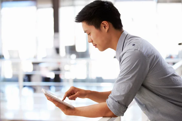 Hombre usando tableta digital en una oficina — Foto de Stock