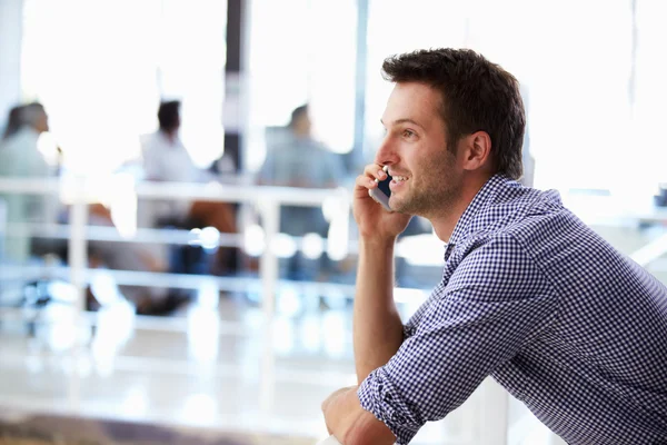 Egy férfi beszél telefonon. — Stock Fotó