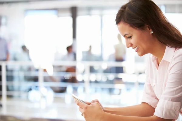 Mujer sonriente con teléfono móvil — Foto de Stock