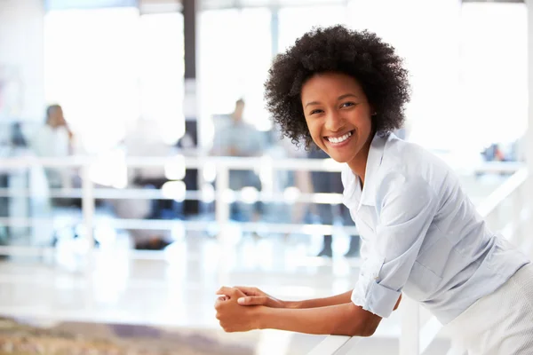 Smiling woman in office — Stock Photo, Image