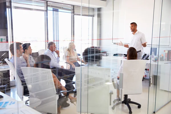 Reunión de negocios en una oficina moderna —  Fotos de Stock