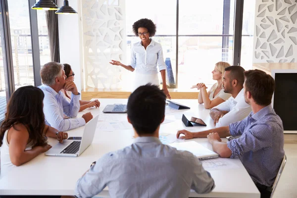 Businesswoman presenting to colleagues at a meeting — Stock Photo, Image