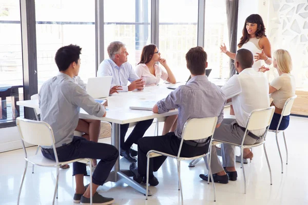 Mulher de negócios apresentando aos colegas em uma reunião — Fotografia de Stock