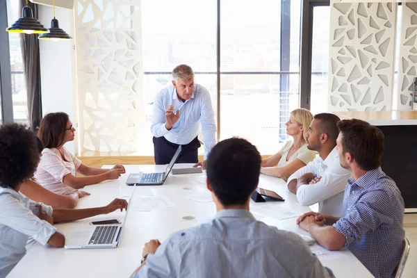 Rijpe zakenman presenteert op een bijeenkomst — Stockfoto