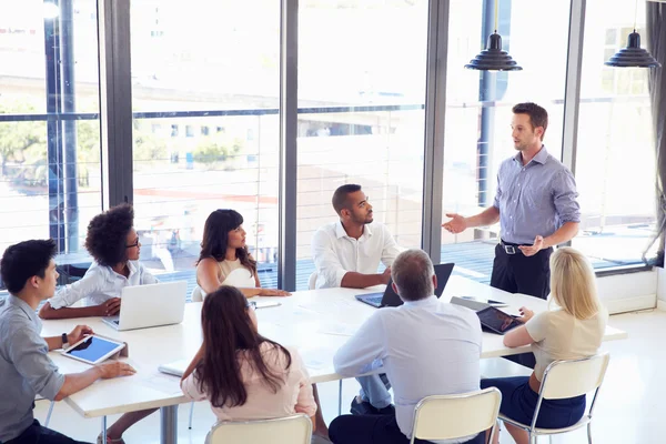 Mature businessman presenting at a meeting — Stock Photo, Image