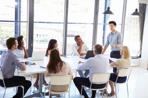 Mature businessman presenting at a meeting — Stock Photo, Image