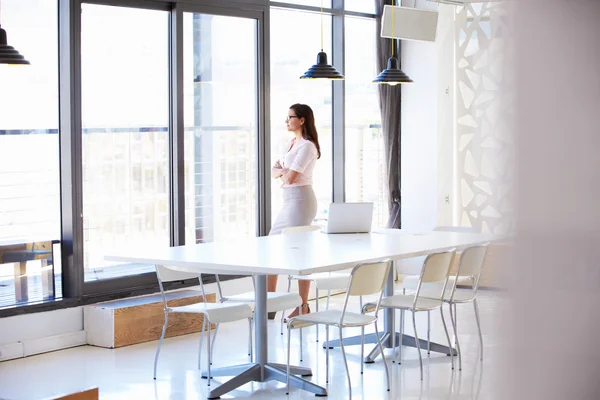 Mujer en sala de reuniones vacía —  Fotos de Stock