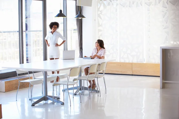 Femmes travaillant dans une salle de réunion vide — Photo