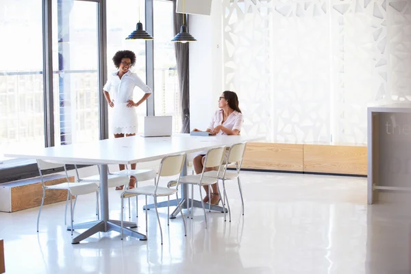 Mujeres trabajando en sala de reuniones vacía —  Fotos de Stock