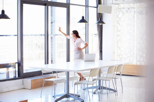 Vrouw in lege vergaderzaal — Stockfoto