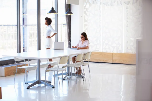 Frauen arbeiten im leeren Besprechungsraum — Stockfoto