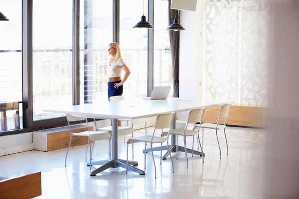 Kvinna som arbetar i tomma mötesrum — Stockfoto
