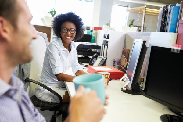 Colleagues having a coffee break at work — Stock Photo, Image