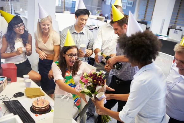 Festeggiare il compleanno di un collega in ufficio — Foto Stock