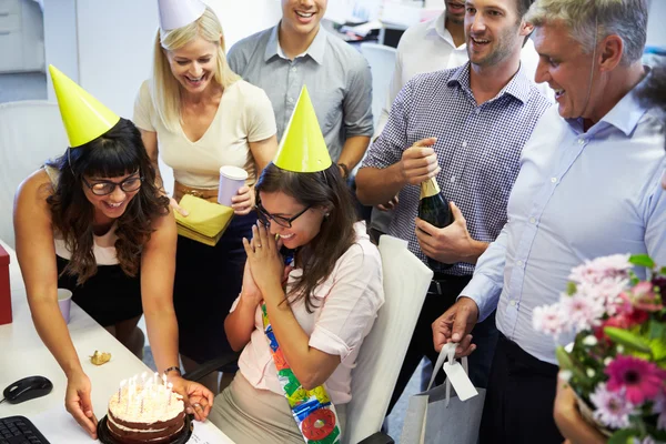 Celebrar o aniversário de um colega no escritório — Fotografia de Stock